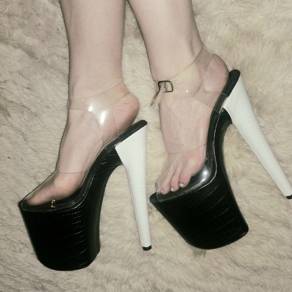 Hella Heels Shoes - Hella Heels 8 Inch Snapped Sandals Size 9